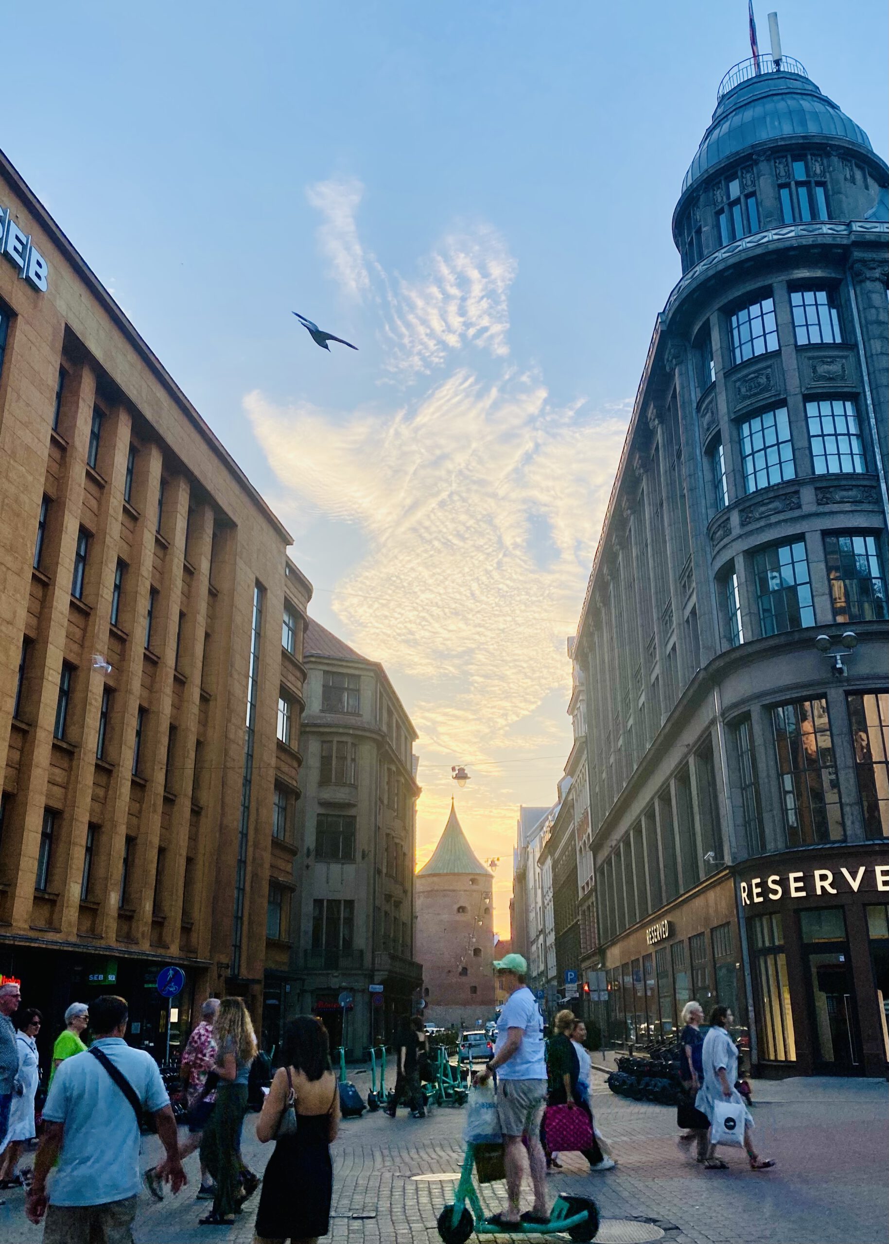 Photo du centre-ville de Riga (Lettonie) au soleil couchant.