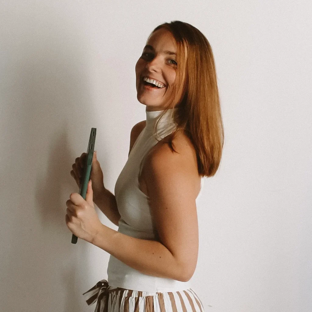 Photo de profil de la graphiste et de designer de marque Kaija Jekabsons.